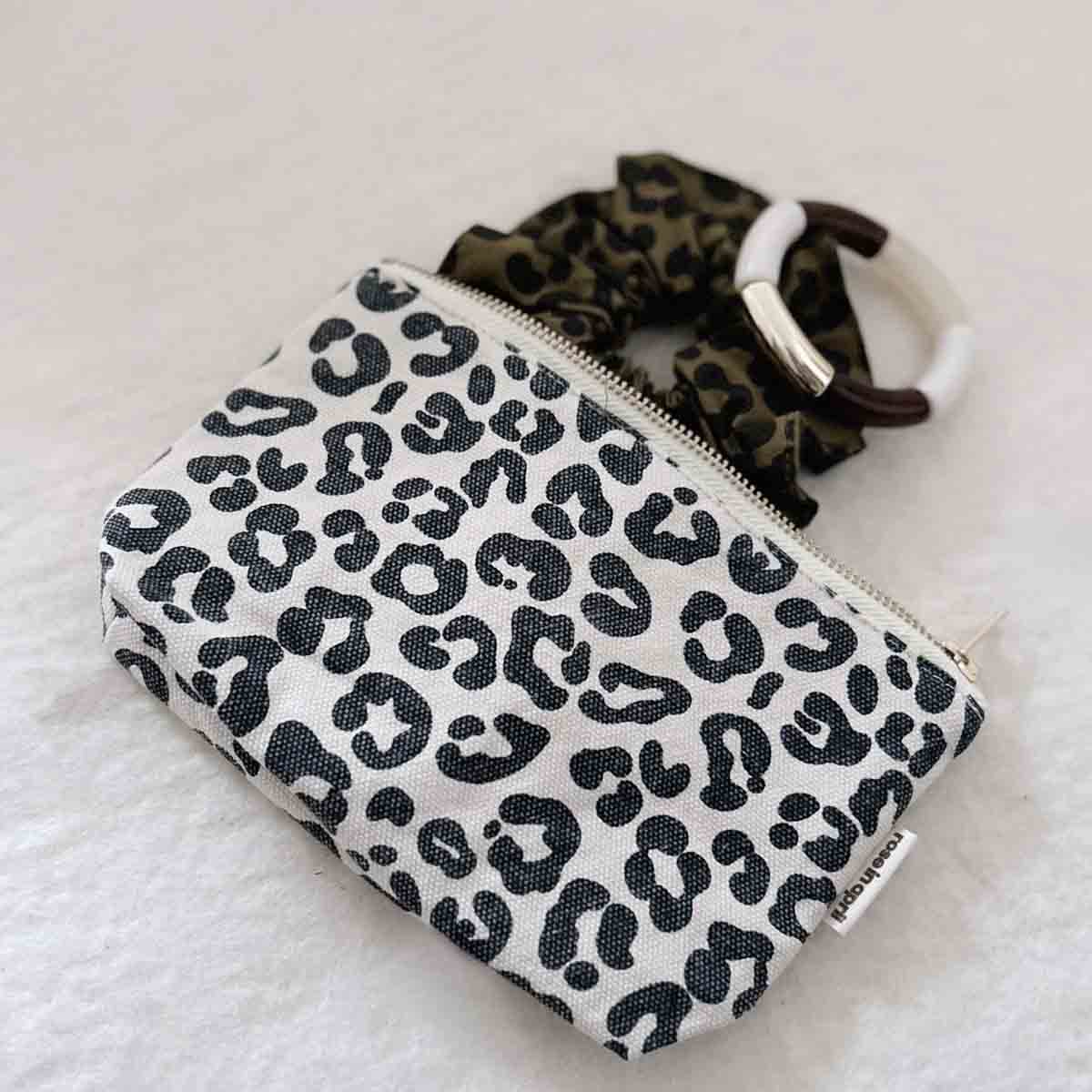 Rose in April - SOFIA Kosmetiktasche | Leopard